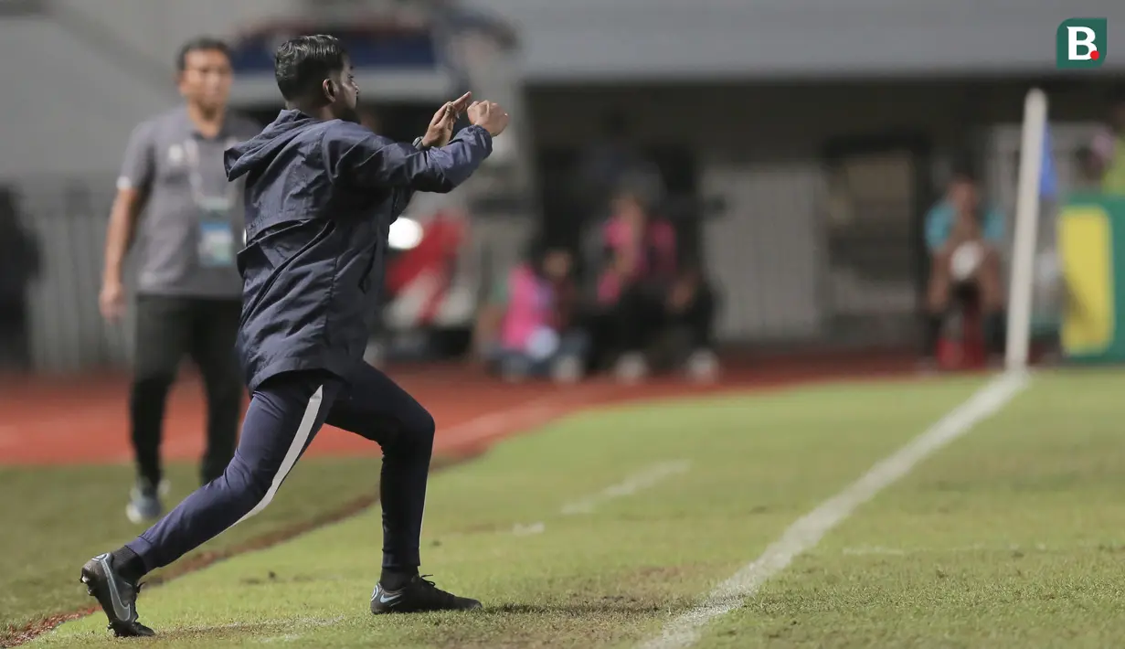 Dirinya juga terlihat ekspresif dengan gestur yang tegas saat memberikan instruksi kepada anak asuhnya di pertandingan Grup B Kualifikasi Piala Asia U-17 2023 ketika melawan Timnas Indonesia U-17. (Bola.com/Ikhwan Yanuar)