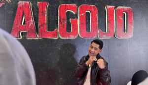 Arya Saloka menceritakan perubahan ekstrem untuk series action pertamanya saat screening dan konferensi pers di Gandaria City XXI, Kamis (8/1/2026). (Foto: Aisyah Ichsani Maulida/Liputan6.com)