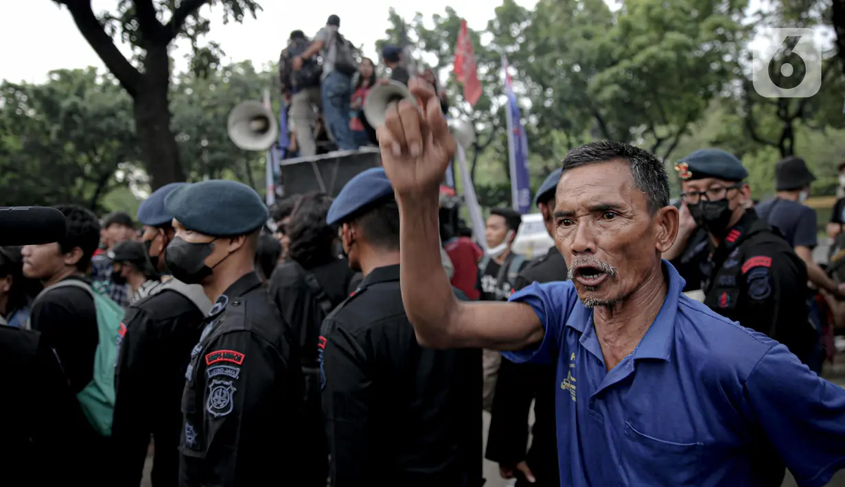 Pendemo melakukan orasi di depan gerbang Balai Kota DKI Jakarta, Jumat (14/10/2022). Gubernur DKI Jakarta Anies Baswedan menemui pendemo yang tengah melakukan orasi di depan gerbang Balai Kota DKI Jakarta. (Liputan6.com/Faizal Fanani)