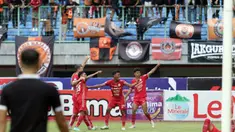 Pemain Persija Jakarta merayakan gol kemenangan yang dicetak Ondrejkudela pada laga lanjutan BRI Liga 1 Indonesia melawan Bali United di Stadion Patriot Chandrabhaga, Kota Bekasi, Jawa Barat, Minggu (15/1/2023). Persija unggul dramatis 3-2 di detik-detik jelang berakhirnya laga kedua tim. (Liputan6.com/Helmi Fithriansyah)