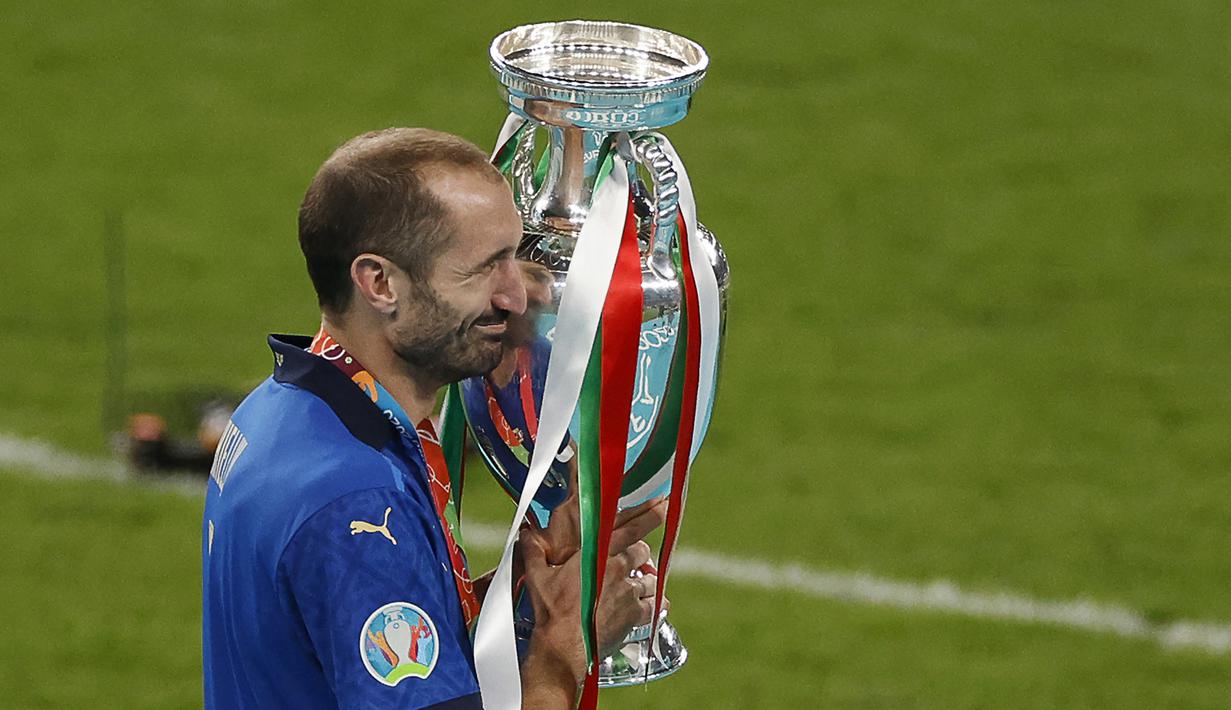 Giorgio Chiellini. Bek Juventus dan Timnas Italia ini kini berusia 37 tahun dan 2 bulan. Keberhasilannya membawa Azzurri meraih trofi Euro 2020 dan penampilan konsistennya bersama Juventus jadi pertimbangan namanya layak dinominasikan meraih Ballon d'Or 2021. (AFP/Pool/John Sibley)