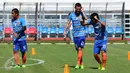 Pemain belakang PBFC, Diego Michiels bercanda dengan rekan setimnya jelang latihan resmi final Piala Presiden 2017 di Stadion Pakansari, Kab Bogor, Sabtu (11/3). Di final, PBFC akan melawan Arema FC, Minggu (12/3). (Liputan6.com/Helmi Fithriansyah) 
