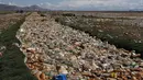 Botol plastik dan sampah mengapung di Sungai Tagaret, yang mengalir ke Danau Uru Uru, dekat Oruro, Bolivia, Kamis (25/3/2021). Sungai ini mengalir ke Danau Uru Uru dengan membawa sampah-sampah yang mencemari danau. (AP Photo / Juan Karita)
