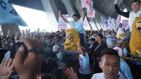 Politisi eks Politisi Partai Demokrasi Indonesia Perjuangan (PDIP) Maruarar Sirait atau Ara beserta puluhan ribu relawan bergerak masuk ke dalam stadion GBLA. Dengan diiringi alunan musik khas sunda dan sisingaan. (Ist).