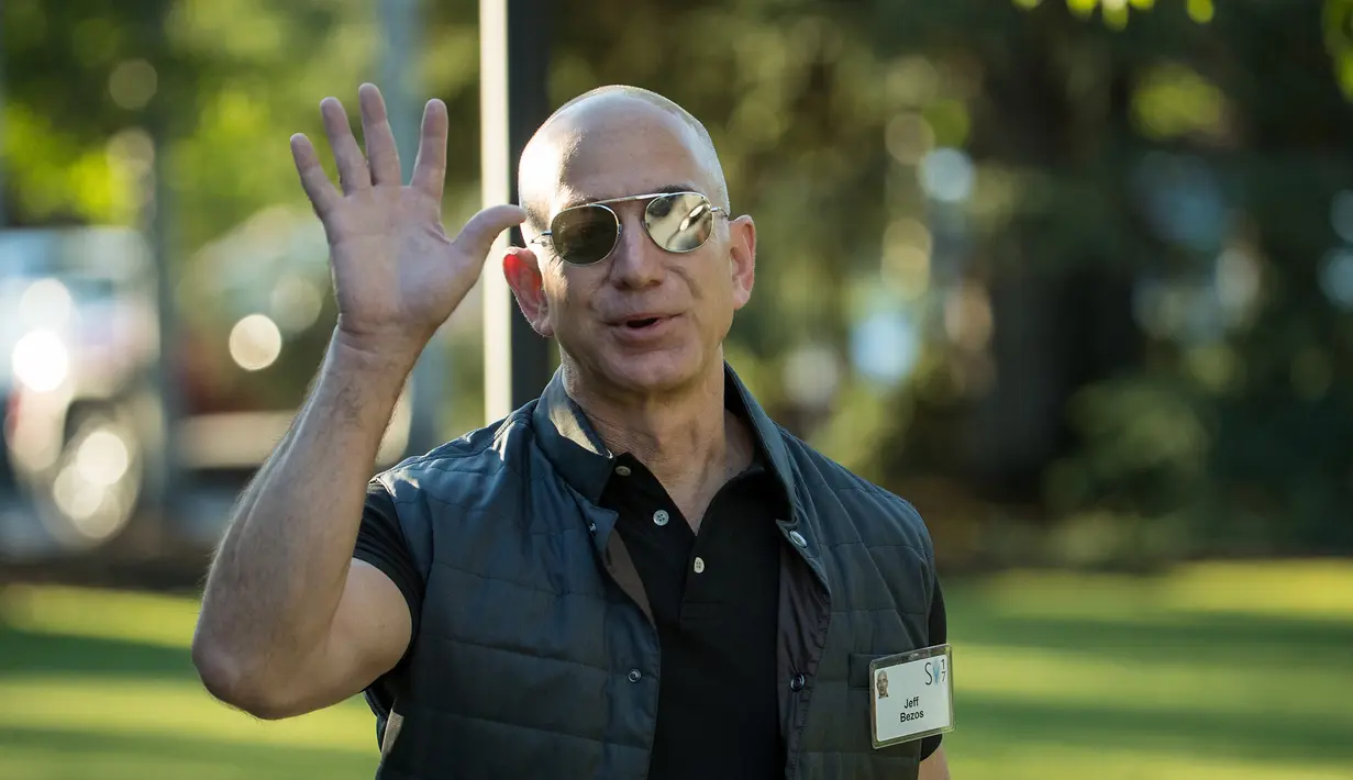 Jeff Bezos, CEO Amazon ini menjadi pria terkaya di dunia tahun ini dan terus melakukan ekspansi bisnis retailnya hingga ke seluruh dunia. (Drew Angerer/Getty Images/AFP)