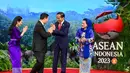 Melihat anggunnya Ibu Negara Iriana Jokowi turut mendampingi Presiden menyambut para pemimpin negara lain di KTT ASEAN 2023. Iriana Jokowi tampil cantik memukau mengenakan kebaya encim berwarna biru bermofit floral. [Foto: Instagram/jokowi]