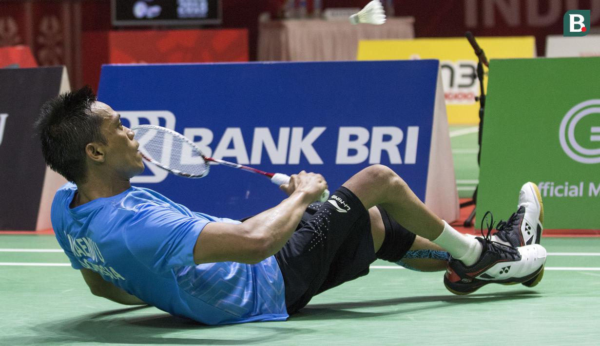 Ukun Rukendi pebulutangkis Indonesia meraih medali perak setelah gagal mengalahkan Bhagat Pramod asal India di nomor tunggal putra SL3 pada Asian Para Games 2018 di Istora Senayan, Sabtu (13/10/2018).  (Bola.com/Peksi Cahyo)