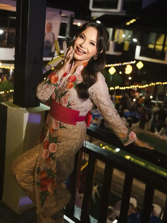 Pesona Awet Muda Rossa di Usia 47 Tahun, Tampil Anggun dengan Pinkish Makeup dan Kebaya Floral