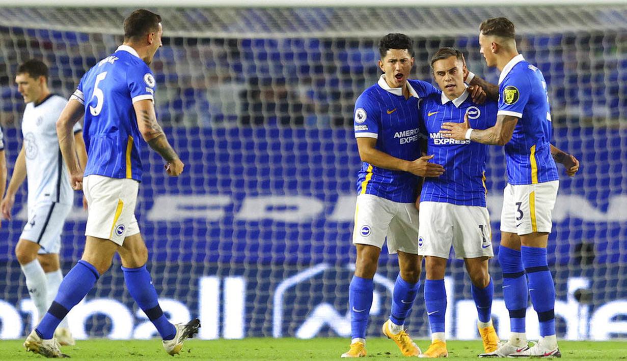 Pemain Brighton and Hove Albion merayakan gol yang dicetak oleh Leandro Trossard ke gawang Chelsea pada laga Premier League di Stadion Amex, Selasa (15/9/2020). The Blues menang dengan skor 3-1. (Richard Heathcote/Pool via AP)