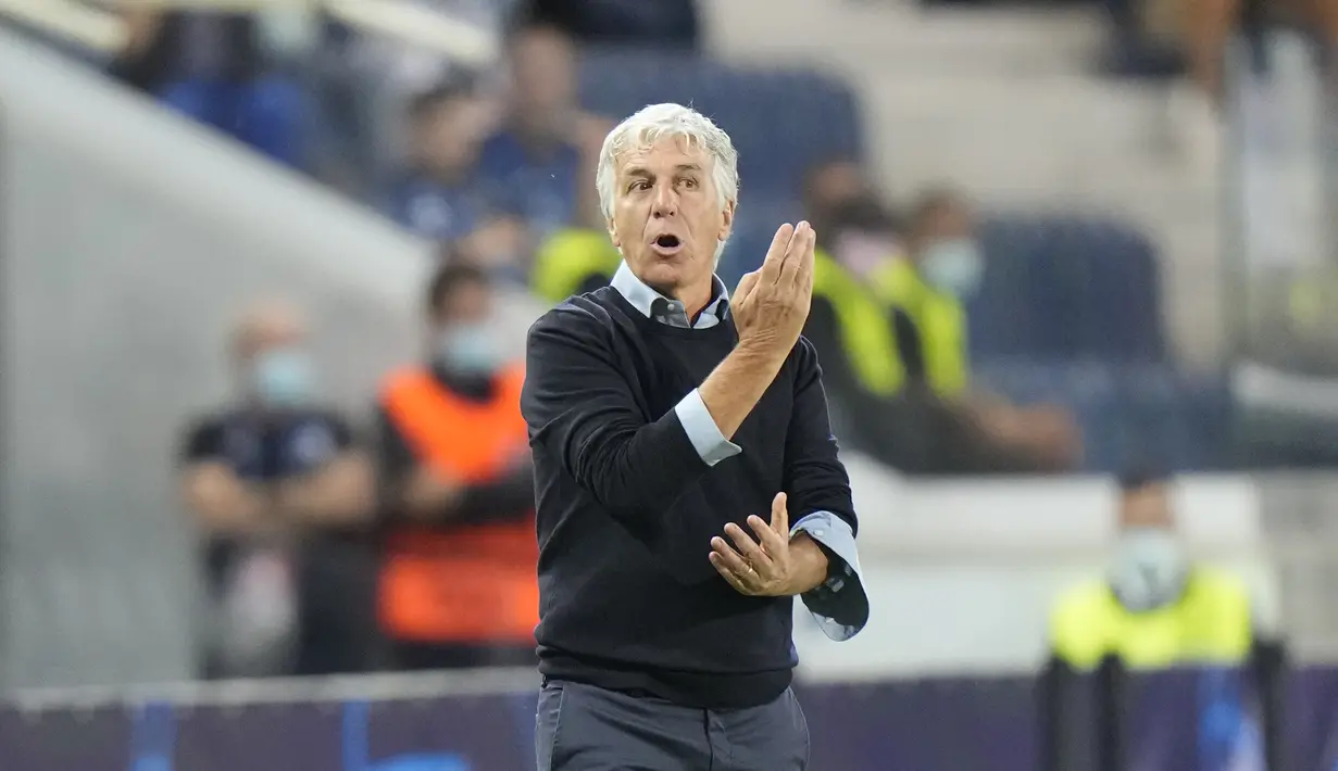Pelatih Atalanta, Gian Piero Gasperini menginstruksikan pemainnya saat bertanding melawan Young Boys pada pertandingan grup F Liga Champions di Stadion Gewiss di Bergamo, Italia, Kamis (30/9/2021). Atalanta menang tipis atas Young Boys dengan skor 1-0. (AP Photo/Luca Bruno)