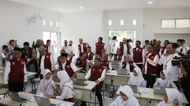 Menkes Budi dan Menteri Koordinator Bidang Pemberdayaan Masyarakat (Menko PM), Muhaimin Iskandar membuka MPLS 2025-2026 di Cibinong Bogor pada Senin (14/7/2025). (Dok Kemenkes RI)