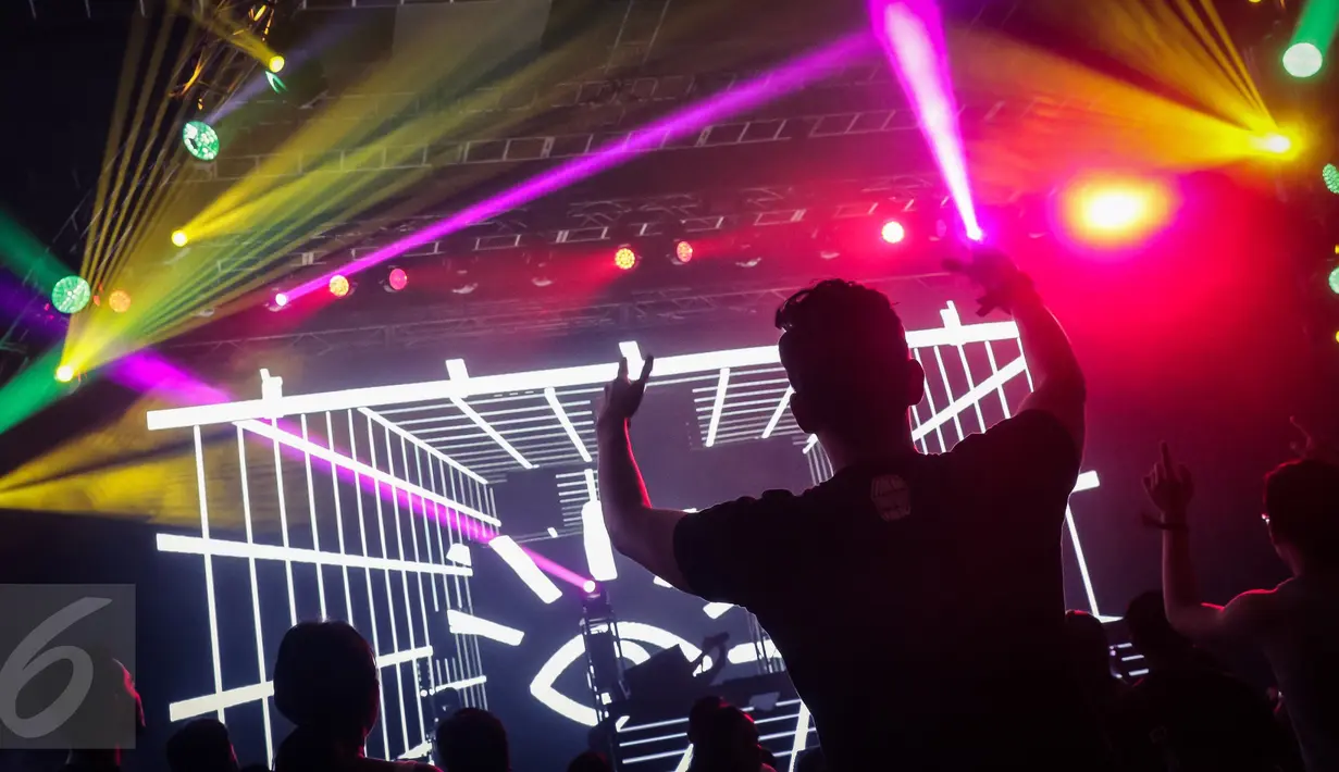 Pengunjung bergoyang mengikuti irama music DJ pada acara Djakarta Warehouse Project (DWP) 2016, di Kemayoran, Jakarta, Jumat. (09/12). Pesta dance terbesar di Asia Tenggara diikuti DJ ternama dari mancanegara. (Liputan6.com/Fery Pradolo)