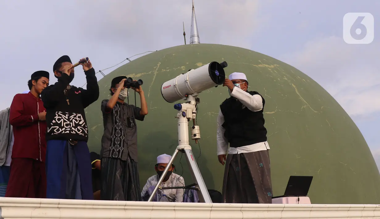 Pengurus Masjid Al Musyariin melakukan pemantauan hilal awal Ramadan 1441 Hijriah di Kampung Basmol, Jakarta Barat, Kamis (23/4/2020). Pemantau tersebut untuk menentukan masuknya bulan Ramdan 1441 Hijriah. (Liputan6.com/Angga Yuniar)