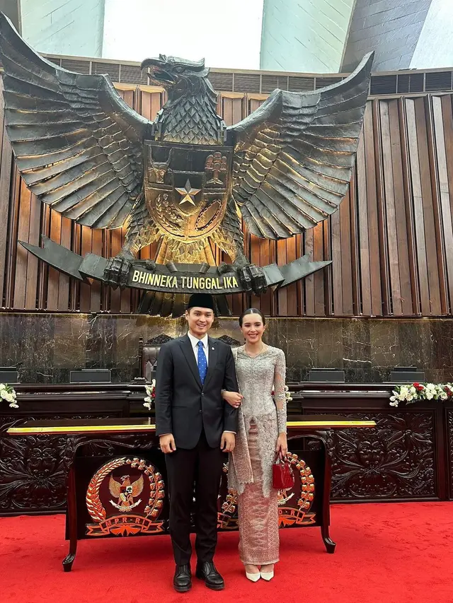 Resmi Jadi Ibu Pejabat, 6 Potret Makeup Flawless Beby Tsabina saat Dampingi Suami yang Kembali Dilantik Jadi Anggota DPR