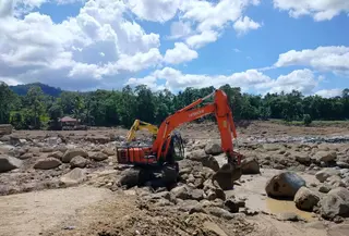 Proses membuka akses jalan di Salareh Aia Timur, Kecamatan Palembayan, Kabupaten Agam (Dok: Antara)