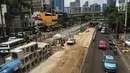 Kendaraan melintas di samping pembangunan proyek underpass Mampang-Kuningan, Jakarta, Senin (29/1). Underpass dengan panjang 860 meter ini kemungkinan besar baru bisa rampung pada April 2018 mendatang. (Liputan6.com/Immanuel Antonius)