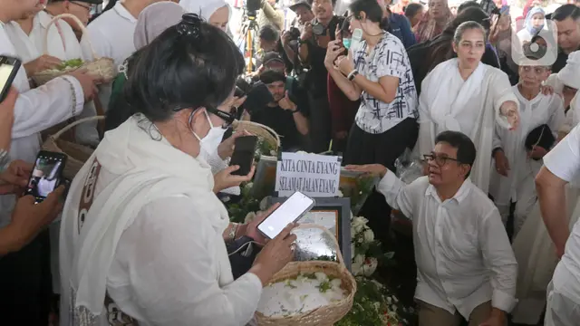Haru Selimuti Pemakaman Penyanyi Senior Titiek Puspa