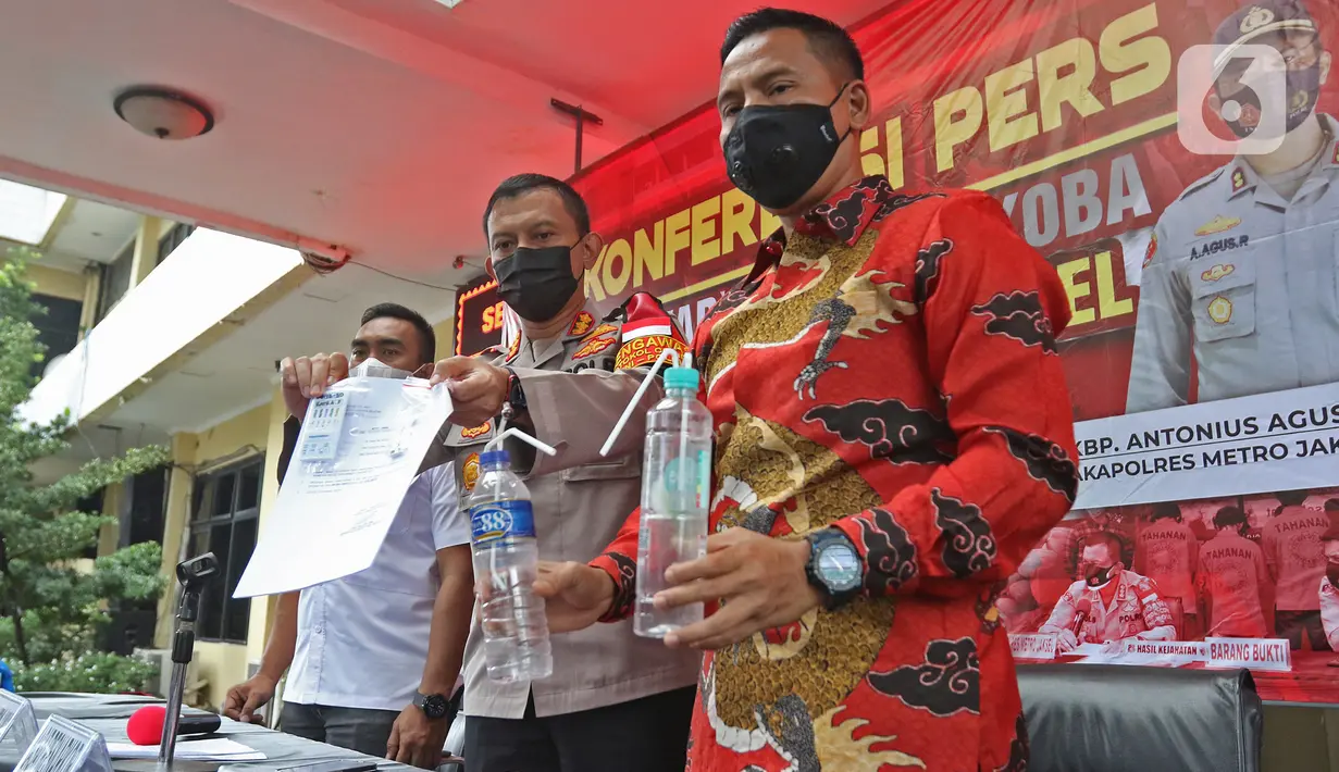 Polisi memperlihatkan barang bukti dalam kasus dugaan penyalahgunaan narkoba yang menjerat Ratna Fairuz Albar atau Iyut Bing Slamet di Mapolres Jakarta Selatan, Sabtu (5/12/2020). Polisi menangkap Iyut Bing Slamet pada Kamis (3/12) malam di rumahnya di kawasan Johar. (Liputan6.com/Herman Zakharia)