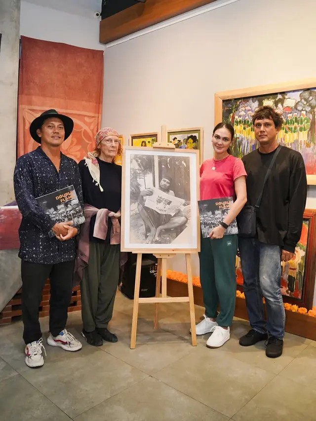 6 Potret Luna Maya Gelar Pameran Seni Karya Mendiang Ayah dan Kakaknya di Bali