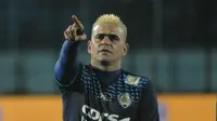 Striker Arema Cronus, Cristian Gonzales kembali tampil dengan gaya rambut pirang saat meladeni PS TNI, Jumat (25/11/2016). (Bola.com/Iwan Setiawan)