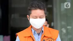 Legal Manager PT Duta Palma Group, Suheri Terta usai menjalani pemeriksaan penyidik di Gedung KPK, Jakarta, Kamis (23/4/2020). Suheri diperiksa untuk pengembangan dalam kasus suap pengajuan revisi alih fungsi hutan menjadi lahan sawit milik PT Duta Palma di Riau pada 2014. (merdeka.com/Dwi Narwoko)
