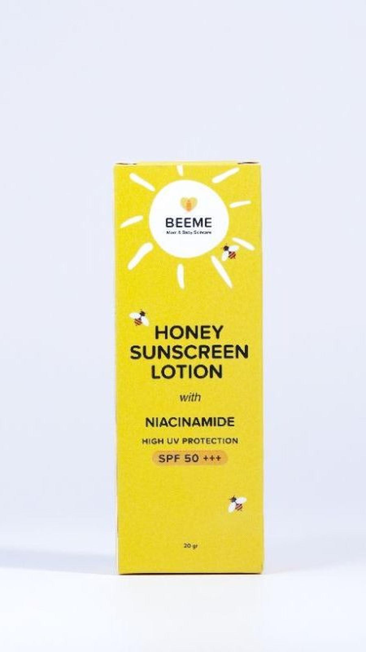 <b>Honey Sunscreen Lotion with Niacinamide SPF 50&nbsp;</b><span style="border-color: rgba(229,231,235,var(--tw-border-opacity)); --tw-border-opacity: 1; --tw-shadow: 0 0 #0000; --tw-ring-inset: var(--tw-empty, ); --tw-ring-offset-width: 0px; --tw-ring-of