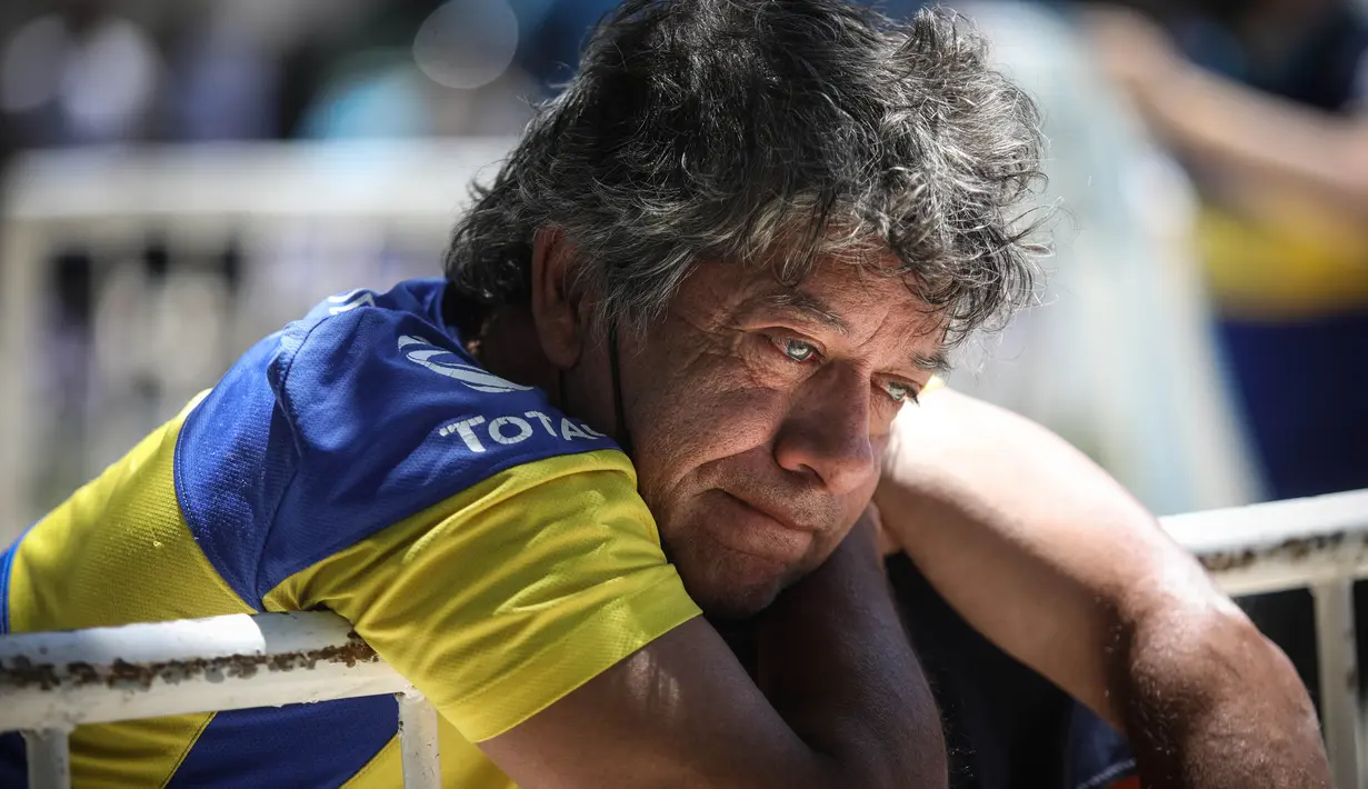 Seorang penggemar menunggu di luar kapel pemakaman legenda sepak bola Diego Maradona di Casa Rosada di Buenos Aires, ibu kota Argentina, pada 26 November 2020. Maradona meninggal dunia dalam usia 60 tahun pada Rabu (25/11) karena serangan jantung. (Xinhua/Martin Zabala)