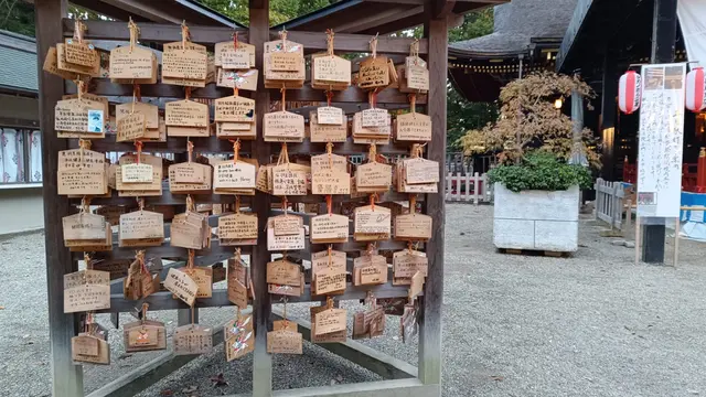 Masyarakat Jepang menggantungkan kayu bergambar kuda di depan kuil Osaki Hachimangu dan menuliskan harapan mereka di kayu tersebut. (Nila Chrisna).