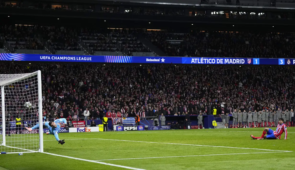 Pemain Atletico Madrid, Julian Alvarez mencetak gol melalui tendangan penalti ke gawang Real Madrid meski pada akhirnya tidak disahkan oleh wasit pada laga leg 2 babak 16 besar Liga Champions 2024/2025 di Metropolitano Stadium, Madrid, Spanyol, Kamis (13/03/2025). (AP Photo/Manu Fernandez)
