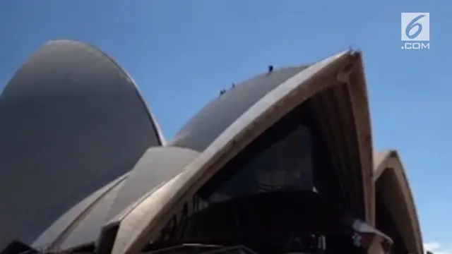 5 orang nekat memanjat Opera House di Australia, hal ini mereka lakukan sebagai bentuk unjuk rasa kepada pemerintah.