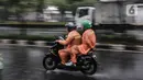 Pengendara menerobos hujan di Jalan Pramuka, Jakarta, Kamis (18/2/2021). Badan Meteorologi Klimatologi dan Geofisika (BMKG) mengimbau pengguna jalan agar berhati-hati saat berkendara karena hujan disertai angin kencang diprediksi terus berlanjut hingga akhir Februari. (merdeka.com/Iqbal S Nugroho)