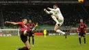 Penyerang AC Milan, Zlatan Ibrahimovic menendang bola saat bertanding melawan Sassuolo pada pertandingan lanjutan Liga Serie A Italia di stadion San Siro, Minggu (28/11/2021). Sementara Sassuolo berada di posisi ke-12 dengan nilai 18. (AP Photo/Luca Bruno)