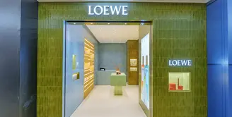 Kabar baik dari LOEWE Perfumes, yang membuka butik permanen baru pertamanya di Plaza Indonesia. Dengan tampilan butik yang apik, LOEWE Perfumes hadir dengan nuansa tropis yang memikat. / Foto : doc LOEWE Perfumes.