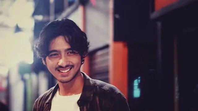 Pesona Seleb Pria dengan Rambut Gondrong
