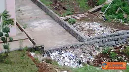 Citizen6, Semarang: Inilah tumpukan sampah di sekitar Gedung FISIP UNDIP lantai bawah.(kelompok 23)