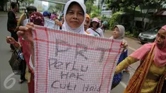 Aksi Pekerja Rumah Tangga (PRT) di depan Gedung Kementerian Pemberdayaan Perempuan, Jakarta, Senin (9/11). Mereka menuntut diakui sebagai pekerja yang dilindungi dan dipenuhi hak-haknya. (Liputan6.com/Faizal Fanani)