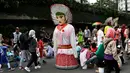 Boneka ondel-ondel berdiri diantara warga yang sedang beraktivitas di lokasi car free day, Jakarta, Minggu (21/5). (Liputan6.com/Immanuel Antonius)
