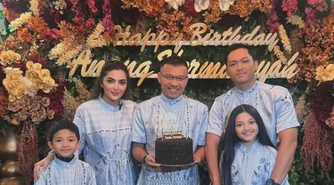 Momen ulang tahun Anang Hermansyah ke-55 ini tepat dirayakan di bulan puasa. Tak terkecuali kehadiran Ashanty, Azriel, Arsy, dan Arsya menjadi kebahagiaan tersendiri bagi Anang (Liputan6.com/IG/@ananghijau)