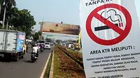 Sebuah spanduk himbauan tentang kawasan tanpa rokok terpajang didepan reklame produk rokok di Jalan Sholeh Iskandar, Kota Bogor, Jabar.(Antara)