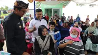 Wabup Garut Helmi Budiman, tengah melakukan wawancara dengan salah satu pasien ODGJ di klinik Atma Karangpawitan, Garut. (Liputan6.com/Jayadi Supriadin)