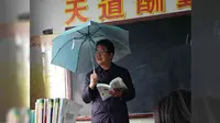 Guru mengajar di kala banjir