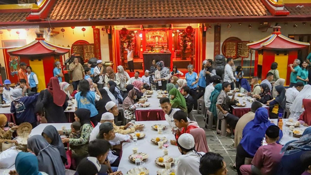 Sejumlah penyandang disabilitas Kota Bogor mengikuti acara santunan dan buka puasa bersama di Vihara Dhanagun, Kota Bogor, Jawa Barat, Minggu (31/03/2024). Foto: merdeka.com / Arie Basuki
