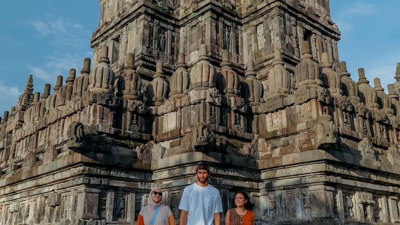 Digugat Wulan Guritno Ratusan Juta, Potret Ganteng Sabda Ahessa yang Asyik Liburan