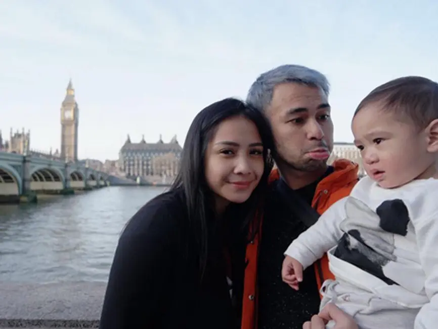 Berbagai tempat indah dan bersejarah yang terdapat di London, dikunjungi oleh keluarga kecil Raffi Ahmad. Meskipun masih kecil, namun tak terlihat wajah muram dari Rafathar ketika berkeliling bersama kedua orang tuanya. (Instagram/raffinagita1717)