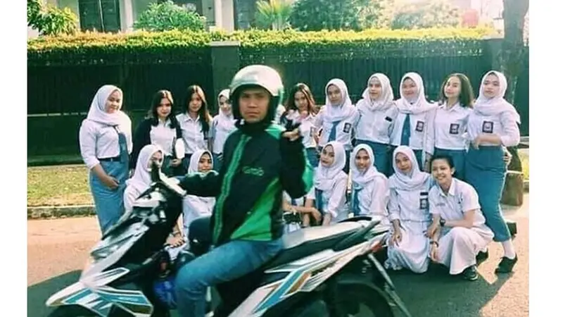 6 Kelakuan Kocak Orang Numpang Eksis Ini Bikin Ngakak