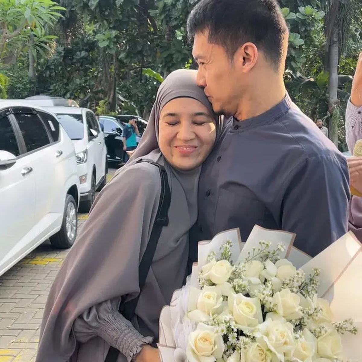 7 Potret Harmonis Dimas Seto dan Dhini Aminarti 15 Tahun Menikah, Punya 46 Anak Asuh