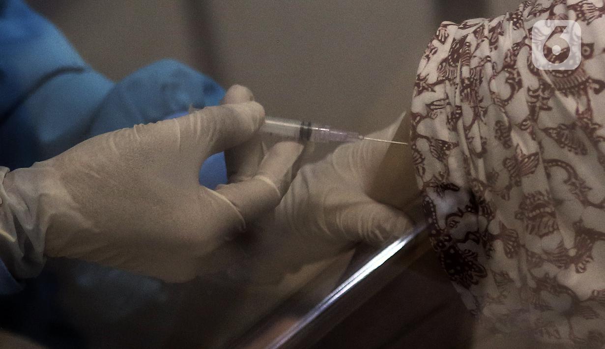 Tenaga kesehatan menyuntikkan vaksin COVID-19 dosis ketiga kepada warga saat pelaksanaan vaksinasi booster COVID-19 di Puskesmas Cilandak, Jakarta, Rabu (12/1/2022). Kelompok prioritas penerima vaksinasi booster COVID-19 adalah lansia dan penderita immunokompromais. (Liputan6.com/Johan Tallo)