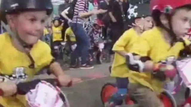 [VIDEO] Seru dan Kocaknya Balapan Sepeda Bocah di Inggris
