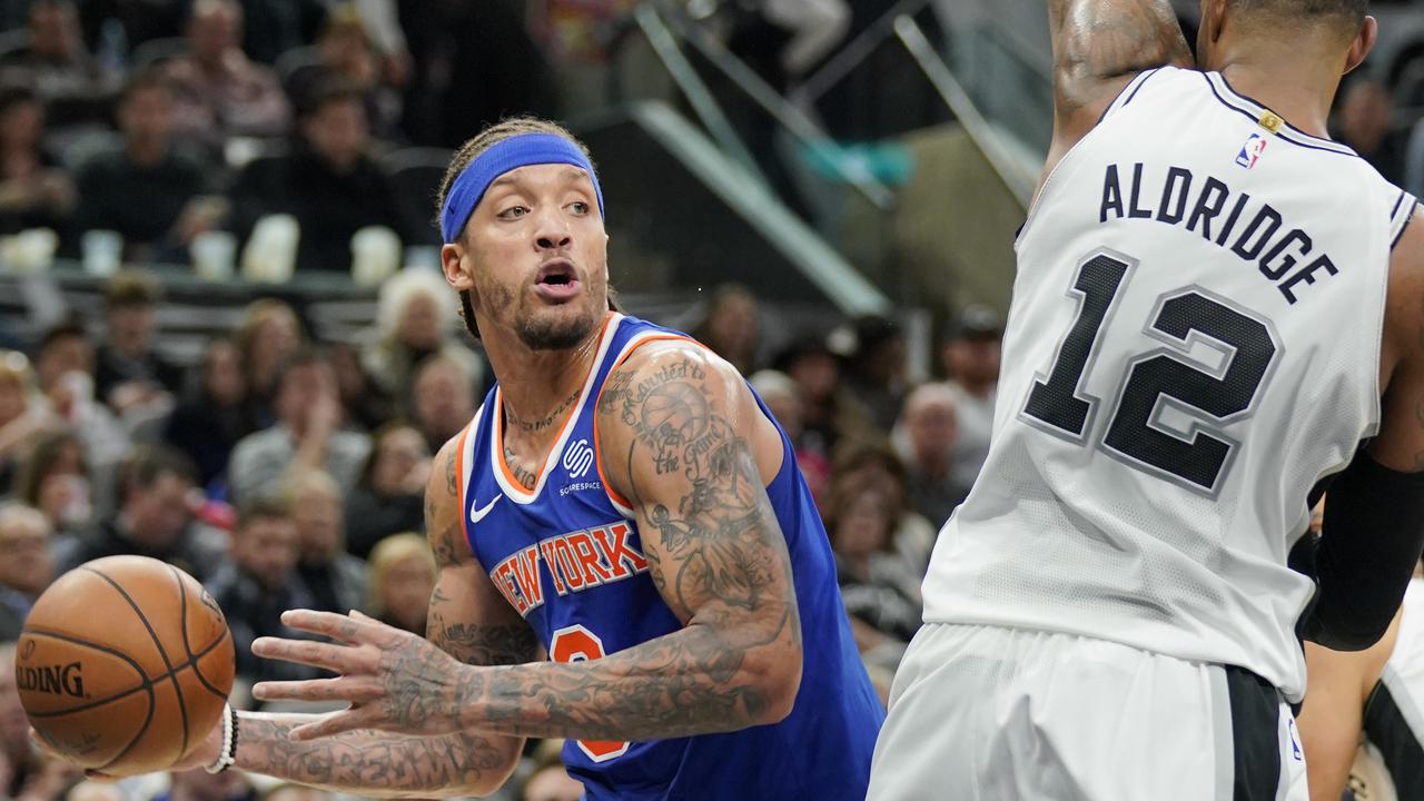 LaMarcus Aldridge menjaga Michael Beasley