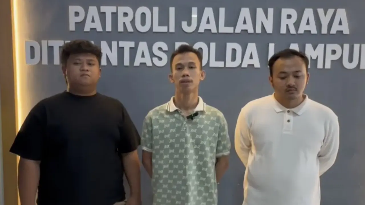 Pemuda pembuat konten joget aura farming di atas mobil yang melaju di Jalan Tol Lampung. Foto : (Istimewa).